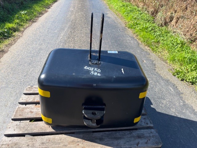 600KG CAT 2 TRACTOR THREE POINT LINKAGE CONCRETE FRONT WEIGHT.